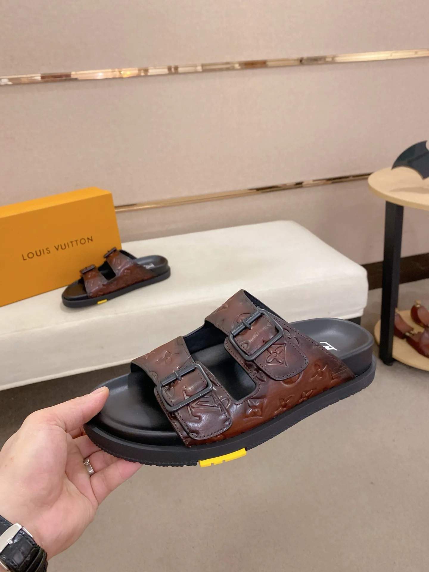 Factory price: 420💰Made by LV🔍Top purchasing agent. Men's spring and summer slippers are available at the same counter. The uppers are made of cowhide imported from Italy. High-quality craftsmanship, soles: original soles specially provided by the original factory, exclusive movable molded soles are super comfortable, original factory follow-up goods, 🔍🔍high quality, can be entered and exited the counter at will, welcome to compare, code number 38-44. Can be customized45